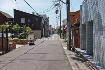 敷地南側の前面道路(東側から)