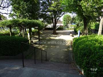 敷地南側に隣接して公園があります。