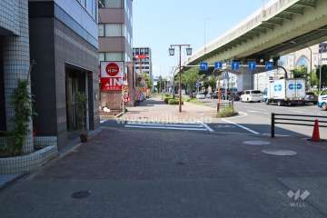 敷地東側には片側三車線の幹線道路が通っています。