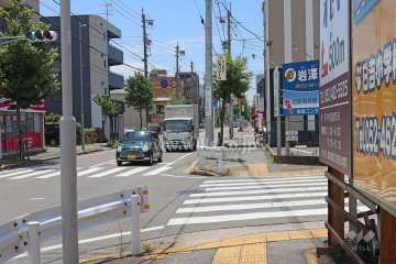 敷地西側の前面道路