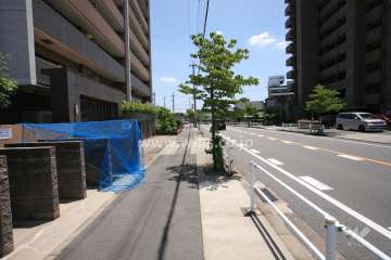 敷地南側の前面道路（正面道路）