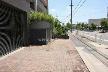 敷地内駐車場（屋外平面式）と駐車場出入り口（リングシャッター付き）