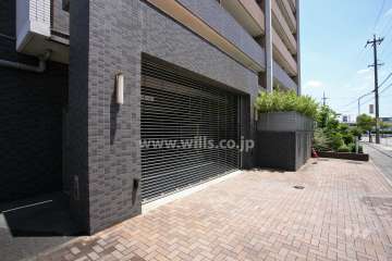 駐車場入り口（リングシャッター付き）