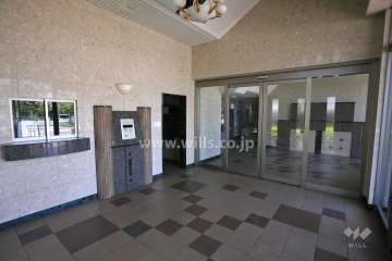 エントランスはオートロック付きです。