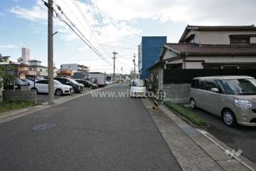 敷地北側の前面道路(西側から)