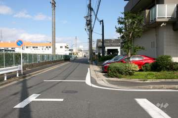 敷地西側の前面道路