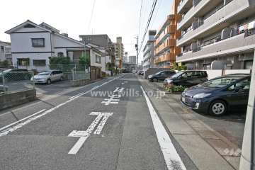 敷地南側の前面道路