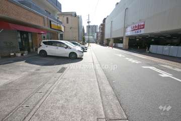 敷地西側の前面道路（北側から）