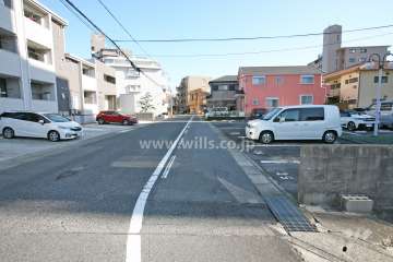 敷地北側の前面道路（西側から）