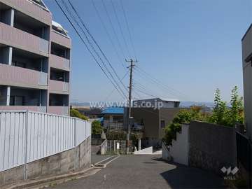 高台にあり、駅からの道のりは一部勾配のある坂道です。