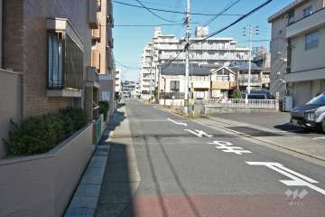 敷地東側の前面道路（南側から）