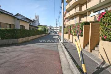 敷地西側の前面道路