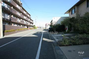 敷地南東側の前面道路（南西側から）