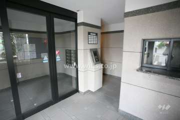 エントランスはオートロック付きです。