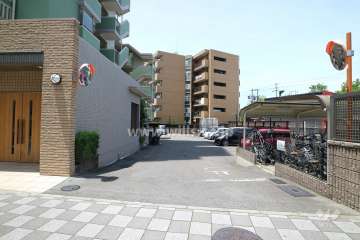 駐車場出入り口