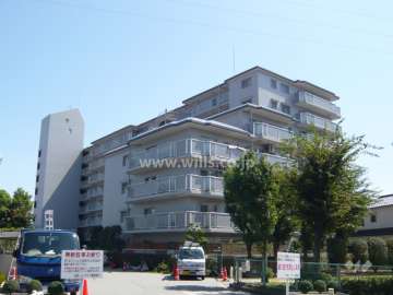 宝塚ニューライフの外観（北西側から）　敷地に隣接して小さな公園があります。