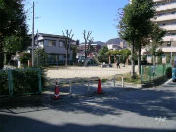 敷地の西側にある小さな公園
