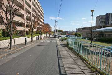 敷地南側の前面道路