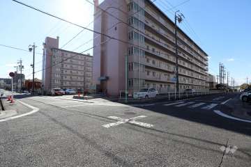 敷地北側と東側の前面道路（北東側から）