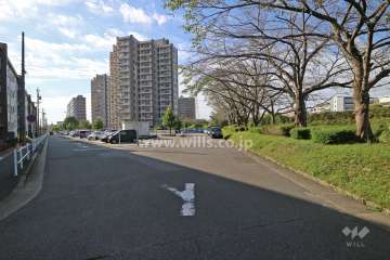 敷地北側の前面道路(南東側から)