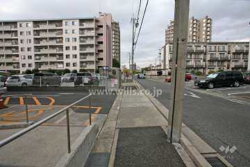 敷地東側の前面道路（南側から）