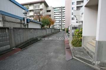敷地北西側の通路（南西側から）