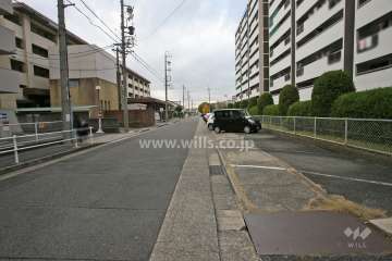 敷地南側の前面道路（東側から）