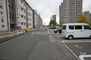 敷地南側の前面道路（東側から）
