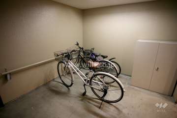 屋内に設けられた駐輪場