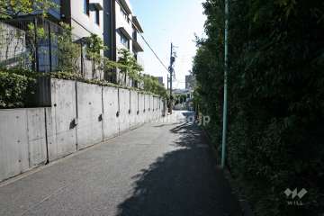 敷地西側の前面道路