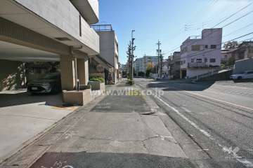 敷地西側の前面道路（北側から）