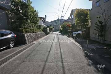 敷地西側の前面道路(北側から)