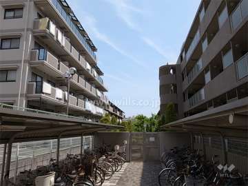 敷地南側の建物とは間隔があります。