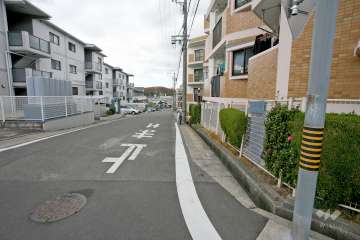 敷地南側の前面道路(東側から)