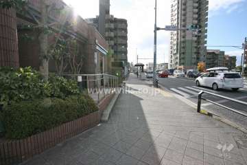 敷地西側の前面道路