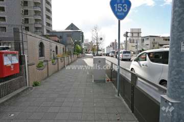 敷地西側の前面道路