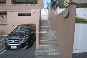 敷地内駐車場（屋外平面式）と通用口