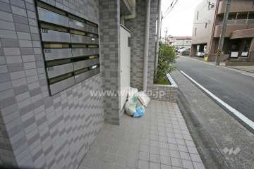 共用ポストとゴミ置き場