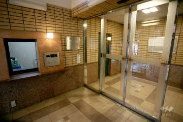 エントランスはオートロック付きです。