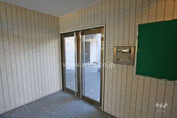 エントランスはオートロック付きです。