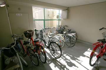 屋内に設けられた駐輪場