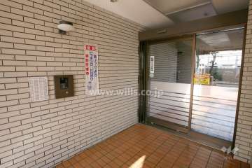 エントランスはオートロック付きです。