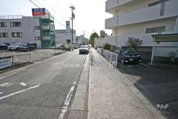 敷地西側の前面道路（北西側から）