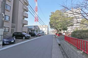 敷地北東側の前面道路（南東側から）