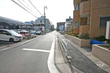 敷地東側の前面道路