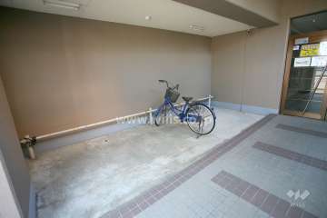 屋内に設けられた駐輪場