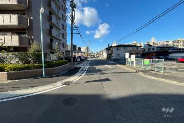 敷地東側の前面道路。大通りへと繋がる通りです。