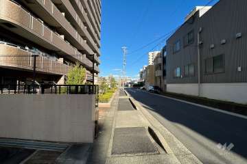 敷地南側の前面道路。交通量の少ない通りです。