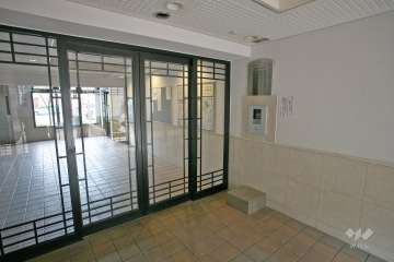 エントランスはオートロック付きです。