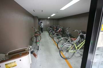 屋内に設けられた駐輪場